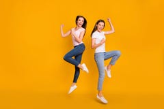 Portrait intégral de vue de taille du corps de l'ajustement mince satisfaisant comblé gai attrayant avec du charme gentil aux che image libre de droits Portrait intégral de vue de taille du corps de l'ajustement mince satisfaisant comblé gai attrayant avec du charme gentil aux che image libre de droits