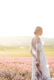 Portrait merveilleux de fille dans la robe légère dans le domaine de lavande sur le coucher du soleil image stock Portrait merveilleux de fille dans la robe légère dans le domaine de lavande sur le coucher du soleil image stock