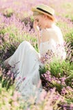 Portrait merveilleux de fille dans la robe légère dans le domaine de lavande sur le coucher du soleil images stock Portrait merveilleux de fille dans la robe légère dans le domaine de lavande sur le coucher du soleil images stock