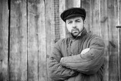 Portrait monochrome des hommes barbus dans des vêtements démodés, homme caucasien 35 années photographie stock libre de droits Portrait monochrome des hommes barbus dans des vêtements démodés, homme caucasien 35 années photographie stock libre de droits