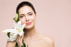 Portrait naturel de maquillage de beauté de femme avec Lily Flower, des soins de la peau heureux de visage de fille et le traitem image libre de droits Portrait naturel de maquillage de beauté de femme avec Lily Flower, des soins de la peau heureux de visage de fille et le traitem image libre de droits