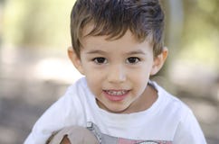 Portrait netter lächelnder Latinojunge stockfotografie Portrait netter lächelnder Latinojunge stockfotografie