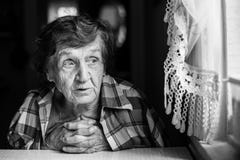 Portrait noir et blanc de femme agée pensionné Photo stock Portrait noir et blanc de femme agée pensionné Photo stock