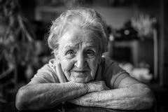 Portrait noir et blanc de plan rapproché d'une femme pluse âgé de positiv Photos libres de droits Portrait noir et blanc de plan rapproché d'une femme pluse âgé de positiv Photos libres de droits