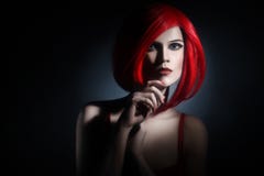 Portrait roux de femme rouge de coiffure photo libre de droits Portrait roux de femme rouge de coiffure photo libre de droits