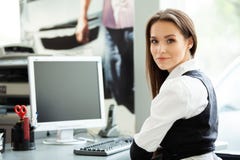 Portrait of smiling pretty young business woman sitting on workplace. royalty free stock image Portrait of smiling pretty young business woman sitting on workplace. royalty free stock image