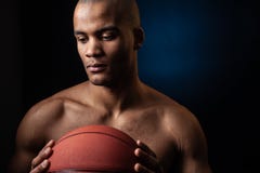 Portret afro amerykański męski gracz koszykówki z piłką zdjęcia stock Portret afro amerykański męski gracz koszykówki z piłką zdjęcia stock