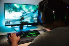 Portret azjatykcia nastoletnia gamer chłopiec bawić się wideo gry online o fotografia royalty free Portret azjatykcia nastoletnia gamer chłopiec bawić się wideo gry online o fotografia royalty free