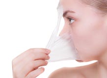 Portret blond meisje in gezichtsmasker. Schoonheid en huidzorg. stock afbeeldingen Portret blond meisje in gezichtsmasker. Schoonheid en huidzorg. stock afbeeldingen