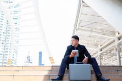 Portret czaruje przystojnego młodego biznesmena Atrakcyjny handsom zdjęcie stock Portret czaruje przystojnego młodego biznesmena Atrakcyjny handsom zdjęcie stock