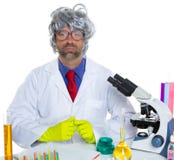Portret dat van de de wetenschappermens van Nerd het gekke bij laboratorium werkt royalty-vrije stock foto's Portret dat van de de wetenschappermens van Nerd het gekke bij laboratorium werkt royalty-vrije stock foto's