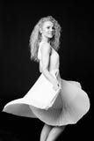 Portret die van een vrij krullende blondevrouw, lichte kleding dragen royalty-vrije stock afbeeldingen Portret die van een vrij krullende blondevrouw, lichte kleding dragen royalty-vrije stock afbeeldingen