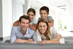 Portret die van gelukkige familie op ontspannen bankgevoel liggen stock foto's Portret die van gelukkige familie op ontspannen bankgevoel liggen stock foto's