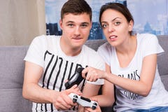 Portret die van jonge mannelijke en vrouwelijke gamers videospelletje spelen stock afbeeldingen Portret die van jonge mannelijke en vrouwelijke gamers videospelletje spelen stock afbeeldingen