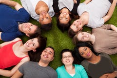 Portret die van zekere studenten op gras liggen stock afbeelding Portret die van zekere studenten op gras liggen stock afbeelding