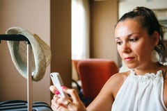 Portret dorosła kobieta używa smartphone zdjęcia royalty free Portret dorosła kobieta używa smartphone zdjęcia royalty free