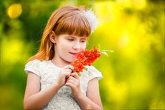 Portret dziewczyna plenerowa w ogródzie wącha flowe troszkę obraz stock Portret dziewczyna plenerowa w ogródzie wącha flowe troszkę obraz stock