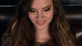 Portret dziewczyna z długie włosy i makijażem zdjęcie wideo Portret dziewczyna z długie włosy i makijażem zdjęcie wideo