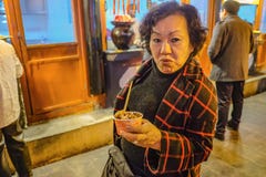 Portret fotografia Starszych azjatykcich kobiet Mięsna piłka w Wangfujing Chodzącej ulicie i ulicy jedzeniu w Beijing mieście, obrazy stock Portret fotografia Starszych azjatykcich kobiet Mięsna piłka w Wangfujing Chodzącej ulicie i ulicy jedzeniu w Beijing mieście, obrazy stock