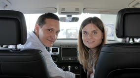 Portret gelukkige familie in het centrum van de Autoverkoop, positief gebaar, ouders en kind die nieuwe auto, goede familieauto k stock videobeelden Portret gelukkige familie in het centrum van de Autoverkoop, positief gebaar, ouders en kind die nieuwe auto, goede familieauto k stock videobeelden