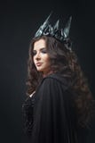 Portret Gocki Princess Piękna młoda brunetki kobieta w metal koronie i czarnej pelerynie zdjęcia stock Portret Gocki Princess Piękna młoda brunetki kobieta w metal koronie i czarnej pelerynie zdjęcia stock