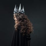Portret Gocki Princess Piękna młoda brunetki kobieta w metal koronie i czarnej pelerynie obrazy stock Portret Gocki Princess Piękna młoda brunetki kobieta w metal koronie i czarnej pelerynie obrazy stock