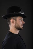 Portret jest ubranym dęciaka kapelusz mężczyzna Obrazy Stock