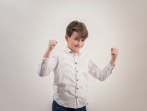 Portret Kaukasische jongen op grijze Trotse achtergrond, Sterk, Royalty-vrije Stock Afbeelding Portret Kaukasische jongen op grijze Trotse achtergrond, Sterk, Royalty-vrije Stock Afbeelding