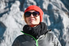 Portret kobieta z popielatą kurtką i okularami przeciwsłonecznymi na ładnym pogodnym jesień dniu na wycieczce w Juliańskich alps zdjęcie royalty free Portret kobieta z popielatą kurtką i okularami przeciwsłonecznymi na ładnym pogodnym jesień dniu na wycieczce w Juliańskich alps zdjęcie royalty free