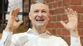 Portret Krzyczący Wzburzony wieka średniego mężczyzna w biurze zbiory Portret Krzyczący Wzburzony wieka średniego mężczyzna w biurze zbiory