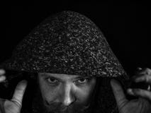 Portret m??czyzna z brod? i w?sy w kapiszonie z powa?n? twarz? na czarnym tle Pekin, china fotografia stock Portret m??czyzna z brod? i w?sy w kapiszonie z powa?n? twarz? na czarnym tle Pekin, china fotografia stock
