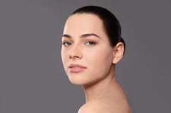 Portret m?oda kobieta z pi?kn? twarz? i naturalnym makeup obrazy royalty free Portret m?oda kobieta z pi?kn? twarz? i naturalnym makeup obrazy royalty free