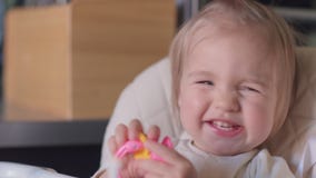 Portret mały dziewczynki ziewanie przy kamerą zbiory wideo Portret mały dziewczynki ziewanie przy kamerą zbiory wideo
