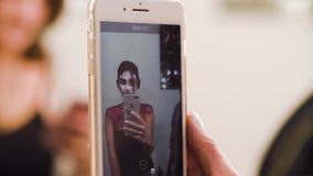 Portret model patrzeje ją zdjęcie wideo Portret model patrzeje ją zdjęcie wideo