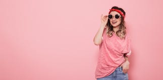 Portret modni? dziewczyna w szk?ach na r??owym tle zdjęcia stock Portret modni? dziewczyna w szk?ach na r??owym tle zdjęcia stock