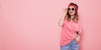 Portret modni? dziewczyna w szk?ach na r??owym tle zdjęcia royalty free Portret modni? dziewczyna w szk?ach na r??owym tle zdjęcia royalty free