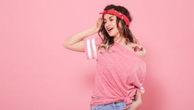 Portret modniś dziewczyna z tatuażem, na różowym tle fotografia royalty free Portret modniś dziewczyna z tatuażem, na różowym tle fotografia royalty free