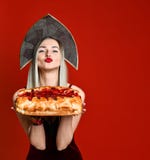 Portret młoda piękna blondynka trzyma wyśmienicie domowej roboty czereśniowego kulebiaka w chustce na głowę obrazy royalty free Portret młoda piękna blondynka trzyma wyśmienicie domowej roboty czereśniowego kulebiaka w chustce na głowę obrazy royalty free