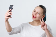 Portret m?oda atrakcyjna kobieta robi selfie fotografii na smartphone na bielu obrazy royalty free Portret m?oda atrakcyjna kobieta robi selfie fotografii na smartphone na bielu obrazy royalty free