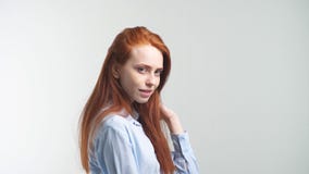 Portret młoda atrakcyjna rudzielec dziewczyna ono uśmiecha się patrzejący kamerę pojedynczy białe tło zdjęcie wideo Portret młoda atrakcyjna rudzielec dziewczyna ono uśmiecha się patrzejący kamerę pojedynczy białe tło zdjęcie wideo
