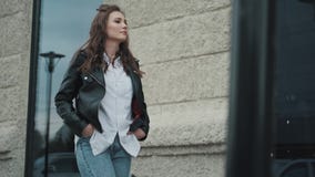 portret młoda kobieta w skórzanej kurtce na ulicie Modniś dziewczyny odprowadzenie w mieście zbiory wideo portret młoda kobieta w skórzanej kurtce na ulicie Modniś dziewczyny odprowadzenie w mieście zbiory wideo