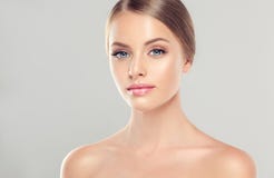 Portret młoda kobieta z czystą świeżą skórą i miękką częścią, delikatny uzupełniał obraz stock Portret młoda kobieta z czystą świeżą skórą i miękką częścią, delikatny uzupełniał obraz stock