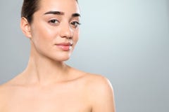 Portret młoda kobieta z piękną twarzą przeciw koloru tłu zdjęcia stock Portret młoda kobieta z piękną twarzą przeciw koloru tłu zdjęcia stock