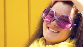 Portret młoda miedzianowłosa kobieta z piegami, wyraża niespodziankę, rozczarowanie, oburzenie oburzenie zakończenie zbiory wideo Portret młoda miedzianowłosa kobieta z piegami, wyraża niespodziankę, rozczarowanie, oburzenie oburzenie zakończenie zbiory wideo