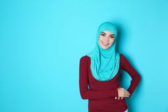 Portret młoda Muzułmańska kobieta w hijab przeciw koloru tłu obrazy stock Portret młoda Muzułmańska kobieta w hijab przeciw koloru tłu obrazy stock