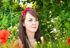 Portret młoda piękna kobieta w naturze zdjęcie stock Portret młoda piękna kobieta w naturze zdjęcie stock