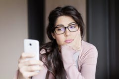 Portret młoda smutna kobieta, otrzymywa złych sms salowych obraz stock Portret młoda smutna kobieta, otrzymywa złych sms salowych obraz stock