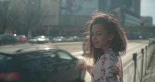 Portret młodej kobiety odprowadzenie w miasto ulicach zbiory wideo Portret młodej kobiety odprowadzenie w miasto ulicach zbiory wideo