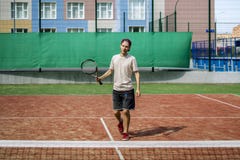 Portret młody człowiek na lato kampusu szkoły tenisowym sądzie fotografia stock Portret młody człowiek na lato kampusu szkoły tenisowym sądzie fotografia stock