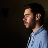 Portret młody człowiek z brodą w profilu zdjęcia stock Portret młody człowiek z brodą w profilu zdjęcia stock